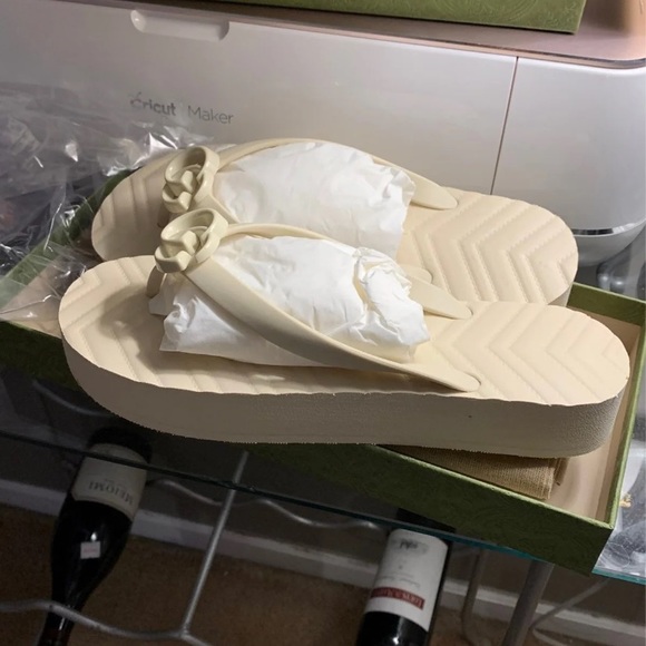 - Brand new Gucci flip flop - Picture 4 of 4